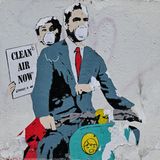 Dieses Wandgemälde in Rom spielt nicht nur auf eine Szene mit einem Motorroller aus dem Film "Ein Herz und eine Krone"  aus den frühen 50er Jahren an, sondern auch auf die bessere Luft in der Gegenwart, die jetzt in der Ewigen Stadt herrscht.