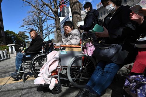 Japan: Menschen warten vor dem Bezirksgericht Yokohama, bevor das das Urteil gegen Satoshi Uematsu gefallen ist 