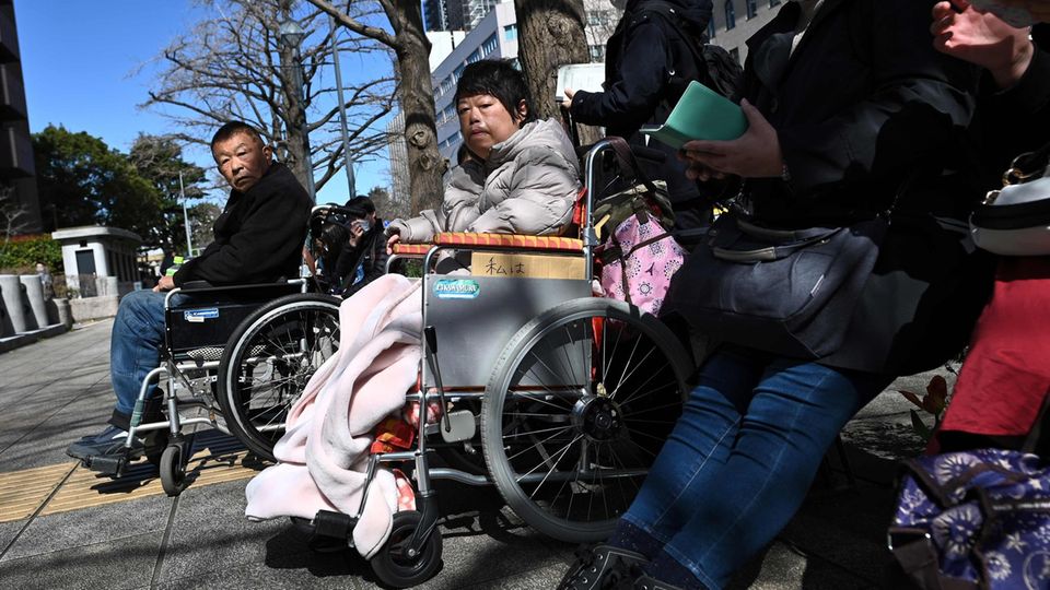 Japan: Menschen warten vor dem Bezirksgericht Yokohama, bevor das das Urteil gegen Satoshi Uematsu gefallen ist 