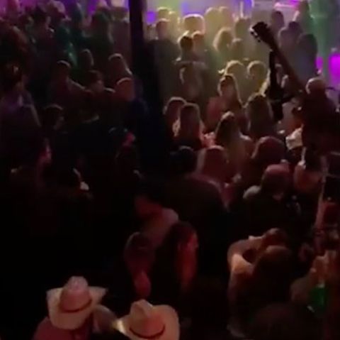 Trotz empfohlener Isolation feiern viele US-Amerikaner noch in Clubs