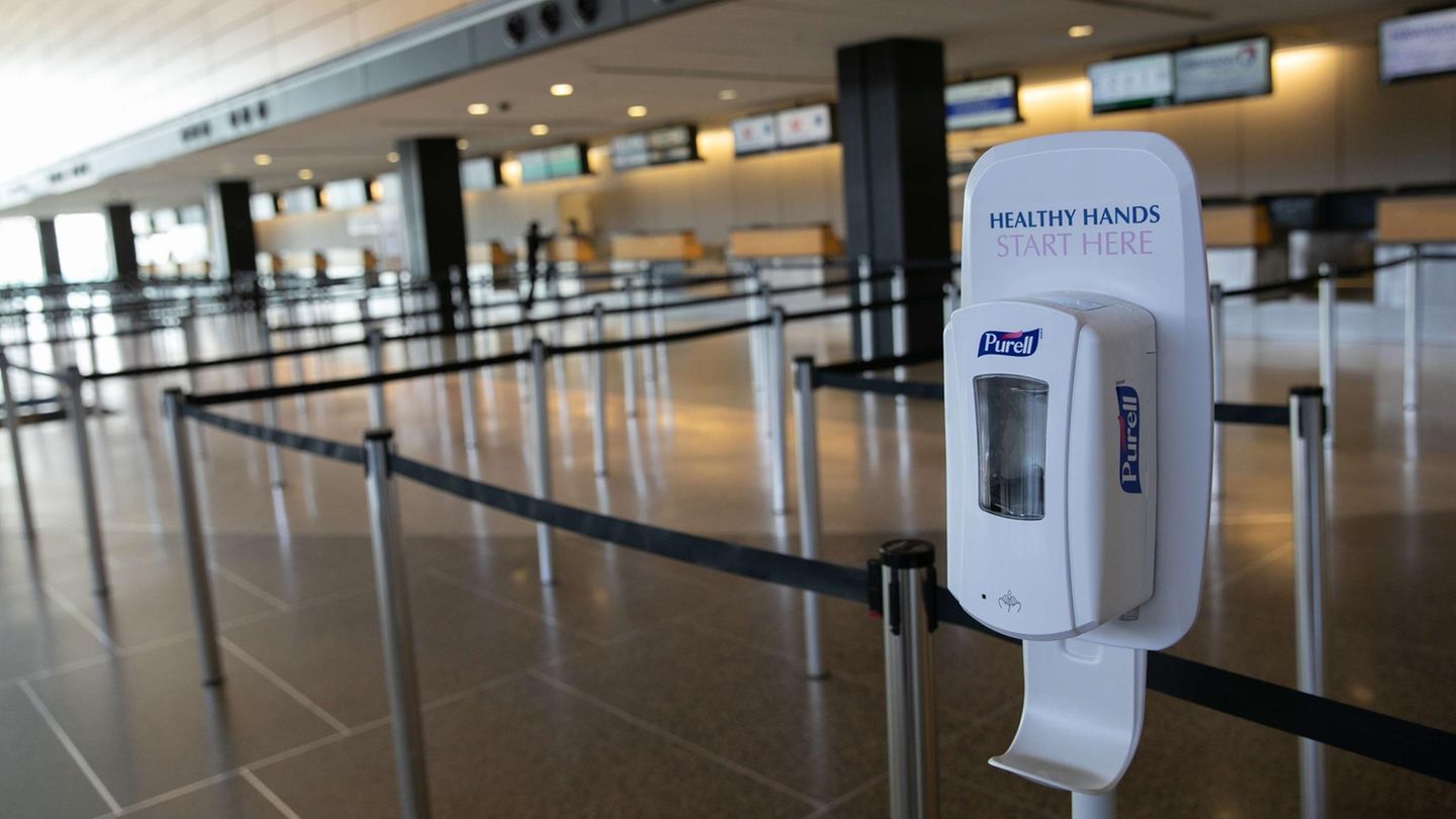 Blick über den großen Teich. Auch in den Vereinigten Staaten ist der Flugverkehr extrem eingeschränkt. Hier der Check-in-Bereich des Seattle-Tacoma International Airport an der US-Westküste am Sonntag.