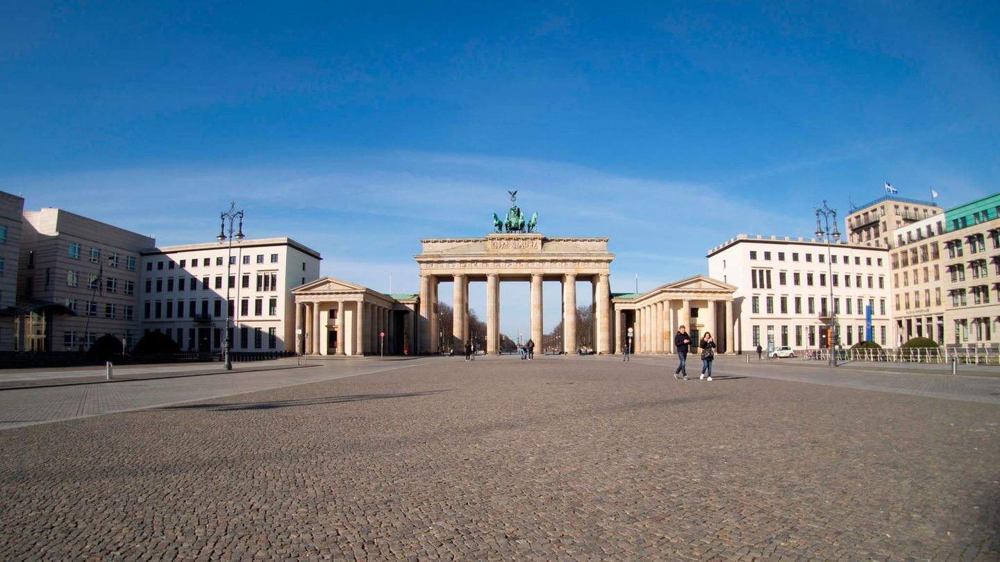Der leere Pariser Platz vor dem Brandenburger Tor in Berlin