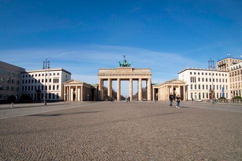 Der leere Pariser Platz vor dem Brandenburger Tor in Berlin