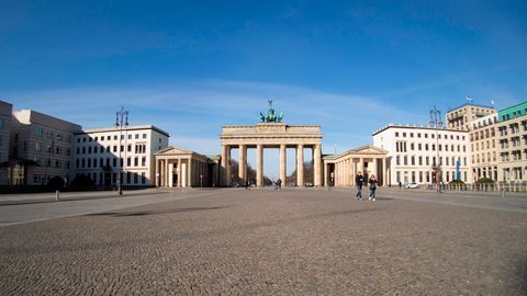 Der leere Pariser Platz vor dem Brandenburger Tor in Berlin