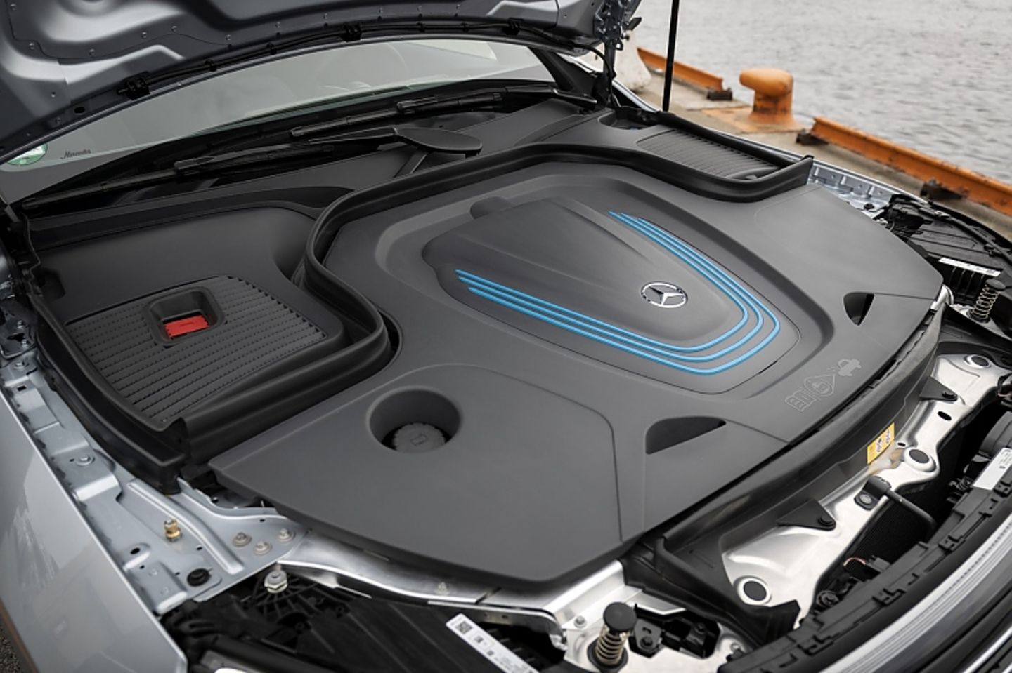 Da die Batterie mit Gleichstrom geladen wird, braucht man bei Anschluss an eine Wechselstromquelle einen On-Board Lader