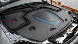 Da die Batterie mit Gleichstrom geladen wird, braucht man bei Anschluss an eine Wechselstromquelle einen On-Board Lader