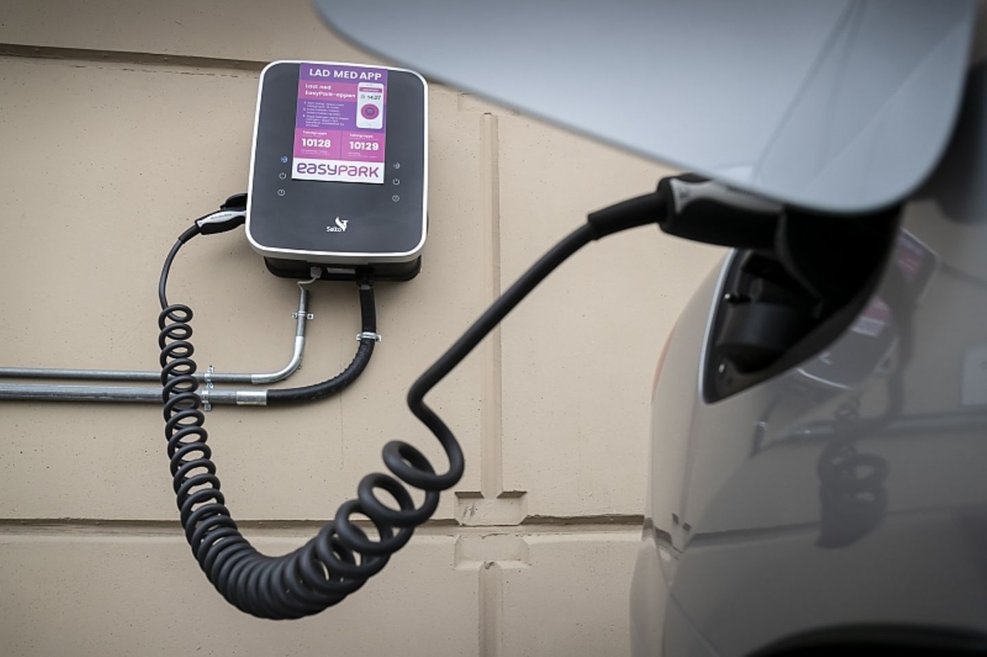 Autobauer, wie Mercedes (Mercedes me Charge) die Möglichkeit mit einer Karte Strom zu tanken