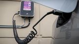 Autobauer, wie Mercedes (Mercedes me Charge) die Möglichkeit mit einer Karte Strom zu tanken