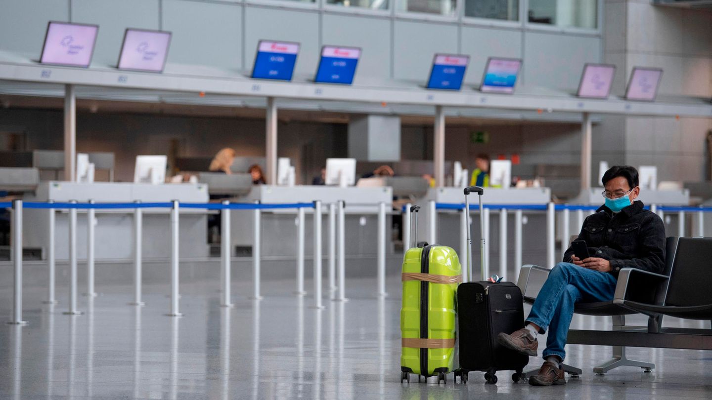 Deutschlands wichtigster Flughafen Frankfurt wickelt an normalen Tagen 1400 Starts- und Landungen ab. Doch jetzt leeren sich die Terminals. Laut Lufthansa soll nur noch jeder zehnte geplante Fernflug stattfinden und ungefähr jede fünfte Nah- und Mittelstreckenverbindung.