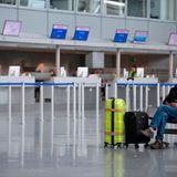 Deutschlands wichtigster Flughafen Frankfurt wickelt an normalen Tagen 1400 Starts- und Landungen ab. Doch jetzt leeren sich die Terminals. Laut Lufthansa soll nur noch jeder zehnte geplante Fernflug stattfinden und ungefähr jede fünfte Nah- und Mittelstreckenverbindung.