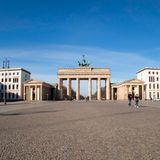 Nach der weiteren Verschärfung des Maßnahmenkatalogs zur Eindämmung der Coronavirus-Infektion in Berlin durch den Senat ist der Pariser Platz am Brandenburger Tor so gut wie menschenleer.