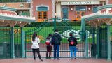 Wir müssen leider draußen bleiben: Disney hat seine Parks und Resorts bis zum Ende des Monats geschlossen, unter anderem in Florida, Kalifornien und Frankreich. Wie hier Anaheim, Kalifornien, stehen Besucher vor dem geschlossenen Eingang.