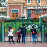 Wir müssen leider draußen bleiben: Disney hat seine Parks und Resorts bis zum Ende des Monats geschlossen, unter anderem in Florida, Kalifornien und Frankreich. Wie hier Anaheim, Kalifornien, stehen Besucher vor dem geschlossenen Eingang.