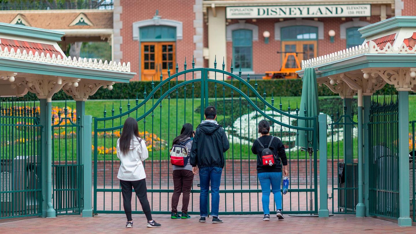 Wir müssen leider draußen bleiben: Disney hat seine Parks und Resorts bis zum Ende des Monats geschlossen, unter anderem in Florida, Kalifornien und Frankreich. Wie hier Anaheim, Kalifornien, stehen Besucher vor dem geschlossenen Eingang.