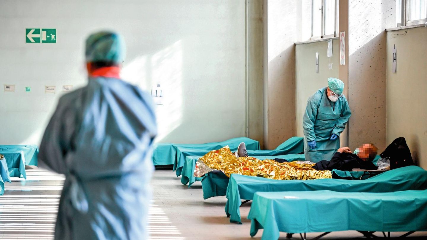 10 March 2020 Brescia (Italy).Tents and emergency structures of the Civil Hospitals of Brescia for the coronavirus emergency Lazarette in Brescia