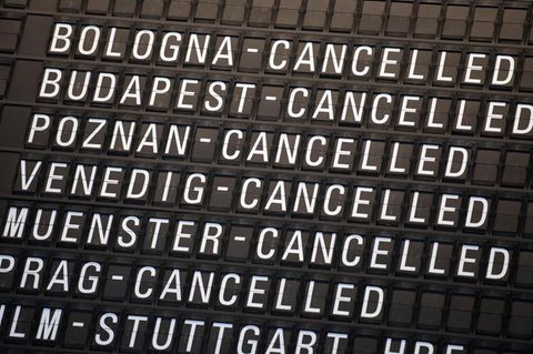 Anzeigetafel mit gecancellten Flügen