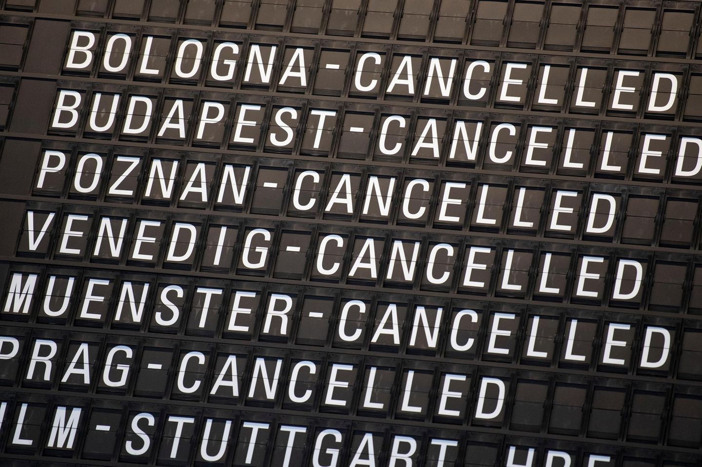 13.03.2020, Hessen, Frankfurt/Main: Annulliert sind zahlreiche Flüge auf der Anzeigetafel des Terminals zu sehen. Ab Samstag gilt für die USA ein Einreiseverbot für Europäer. Von den Reisebeschrämkungen infolge der Corona-Pandemie ist auch die Luftfahrt... Anzeigetafel mit gecancellten Flügen