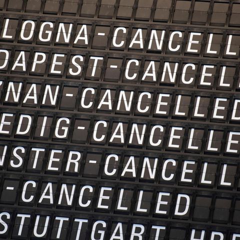 Anzeigetafel mit gecancellten Flügen