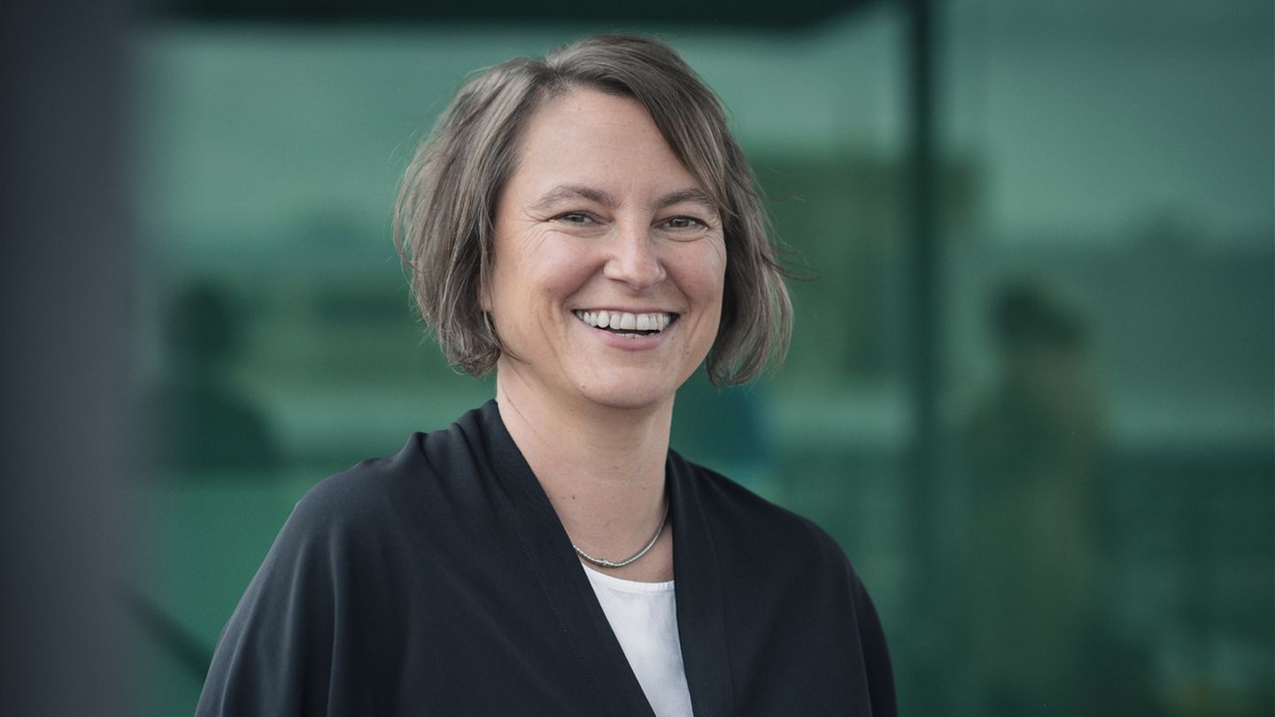 Henrike von Platen war lange Schirmherrin des Deutschen Equal-Pay-Aktionstages. Die 49-Jährige ist studierte Wirtschaftsinformartikerin, Unternehmensberaterin und gründete 2017 das "Fair Pay Innovation Lab ".