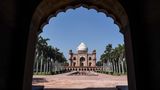 Das Marmordenkmal Taj Mahal in Indien besuchen normalerweise täglich mehrere zehntausend Besucher. Reisenden aus der EU und anderen Teilen Europas ist ab Mittwoch die Einreise nach Indien verboten worden. Touristen dürfen schon jetzt generell nicht mehr ins Land. Das Taj Mahal soll zunächst bis Ende März geschlossen bleiben.
