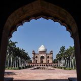 Das Marmordenkmal Taj Mahal in Indien besuchen normalerweise täglich mehrere zehntausend Besucher. Reisenden aus der EU und anderen Teilen Europas ist ab Mittwoch die Einreise nach Indien verboten worden. Touristen dürfen schon jetzt generell nicht mehr ins Land. Das Taj Mahal soll zunächst bis Ende März geschlossen bleiben.