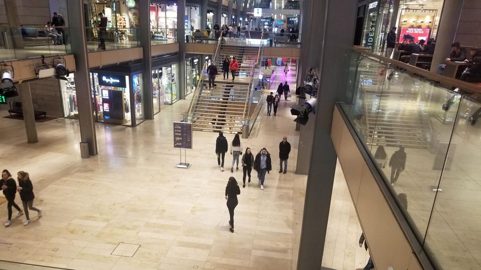 Kaum Menschen in der Europa-Passage in Hamburg
