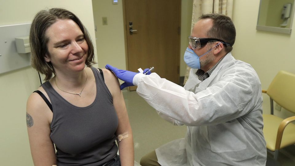 Seattle, USA: Jennifer Haller (l.,) bekommt einen möglichen Coronavirus-Impfstoff injiziert