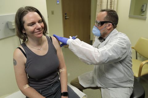 Seattle, USA: Jennifer Haller (l.,) bekommt einen möglichen Coronavirus-Impfstoff injiziert