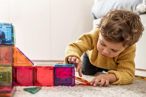 Kinder beschäftigen: in Zeiten der Isolation zuhause keine einfache Aufgabe