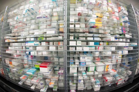 Medikamente liegen in den Regalen eines Kommissionierautomaten einer Apotheke