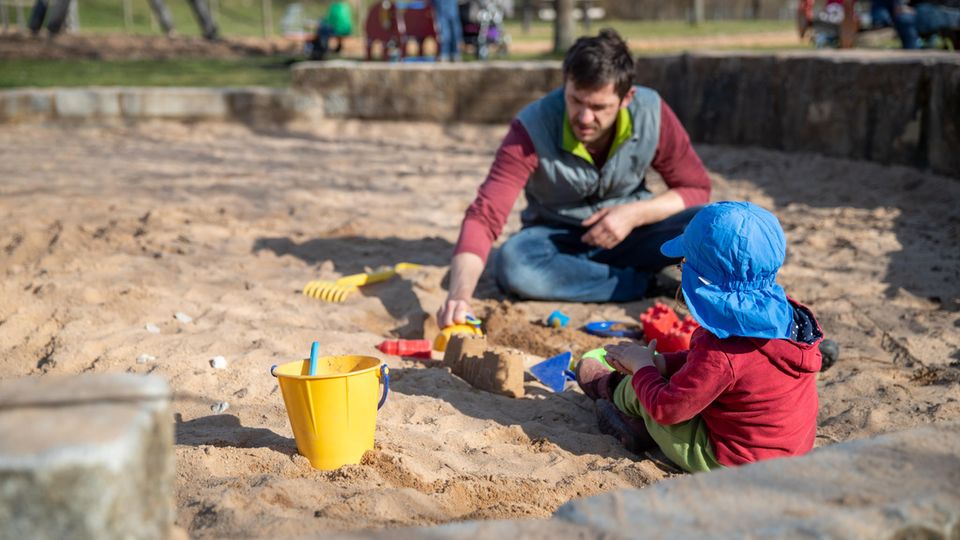 Corona-alltag - spielen auf dem Spielplatz Corona-alltag - spielen auf dem Spielplatz