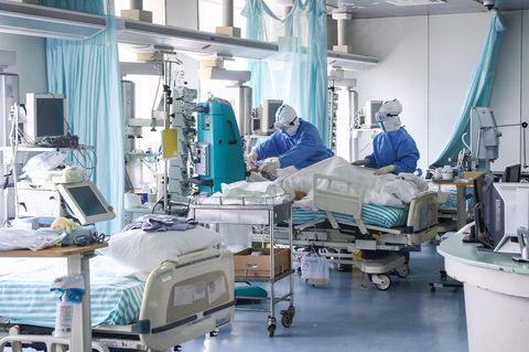 Chinesische Ärzte kümmern sich um einen Patienten