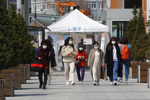 Junge Menschen in Südkorea mit Mundschutz