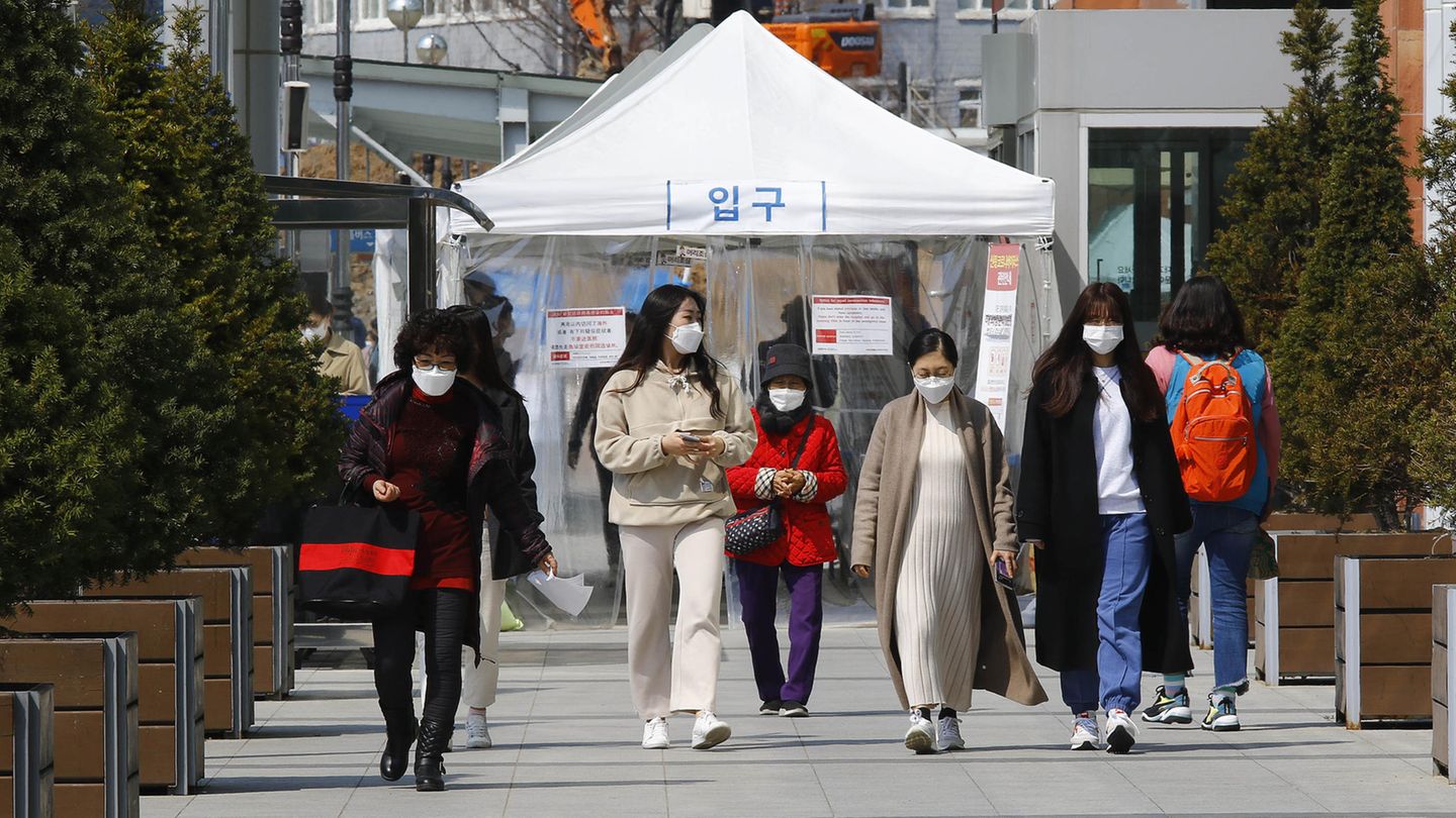 Junge Menschen in Südkorea mit Mundschutz