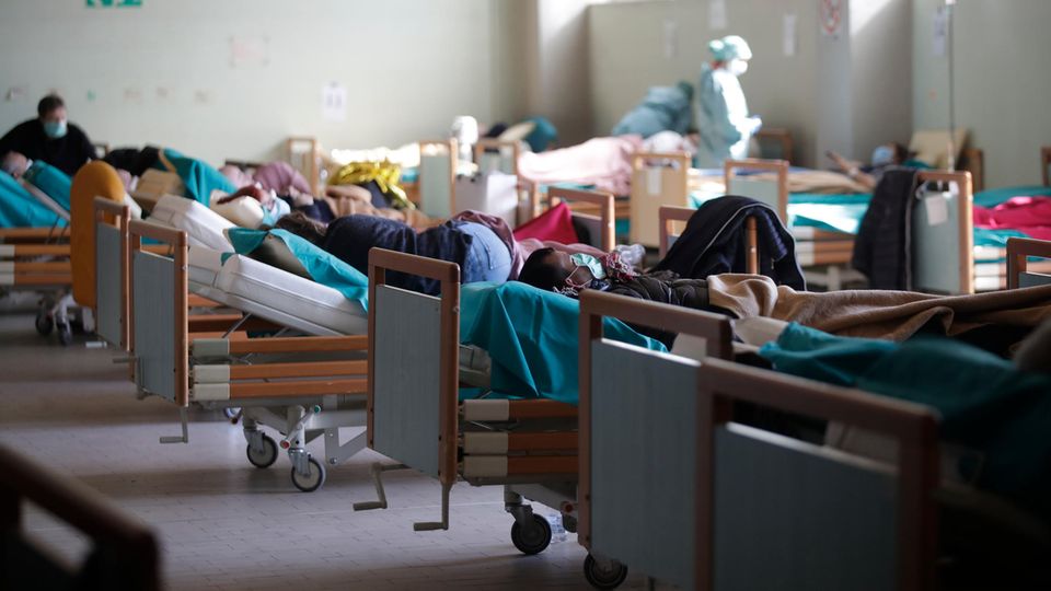 Brescia: Patienten liegen in Betten in einem Notfallanbau, der den Krankenhausbetrieb entlasten soll.
