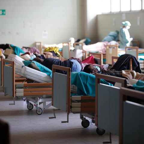 Brescia: Patienten liegen in Betten in einem Notfallanbau, der den Krankenhausbetrieb entlasten soll.