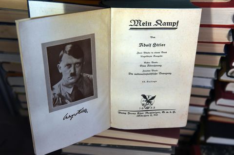 Adolf Hitler Mein Kampf aufgeschkagen
