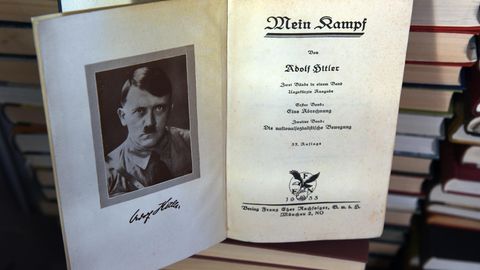 Adolf Hitler Mein Kampf aufgeschkagen