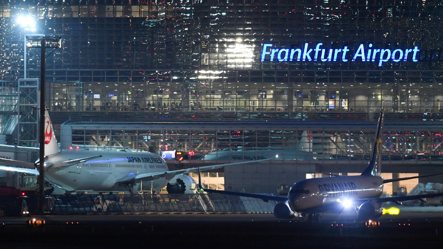 Der Frankfurter Flughafen bei Nacht