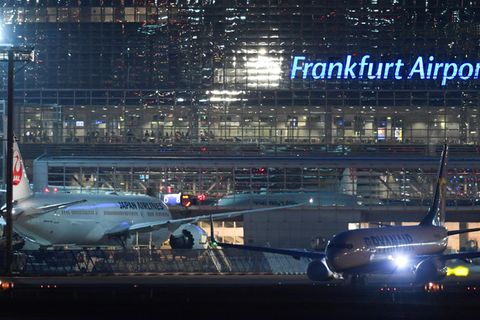 Der Frankfurter Flughafen bei Nacht