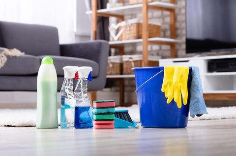 Im Frühjahr putzen viele Menschen ihre Wohnung