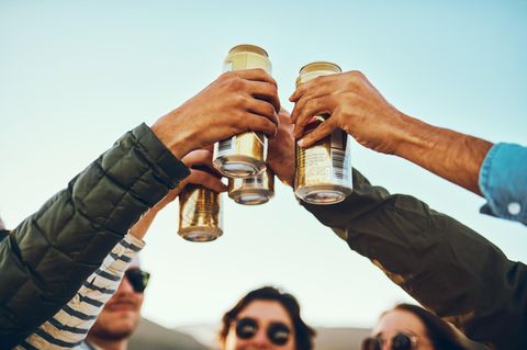 Corona-Party: Jugendliche stoßen mit Dosenbier an