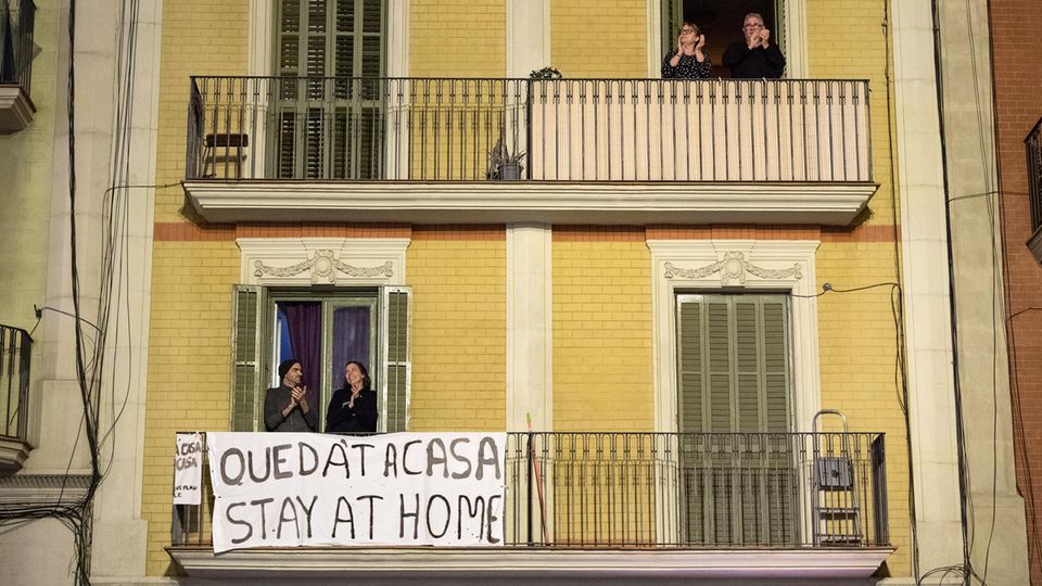 Menschen stehen auf ihren Balkonen in Italien und klatschen