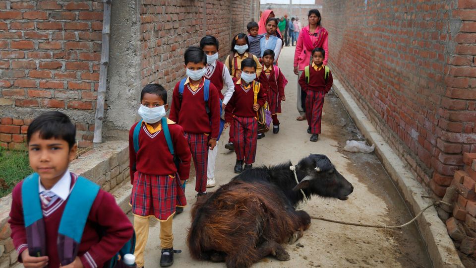 Indische Schüler in Schuluniform auf dem Heimweg