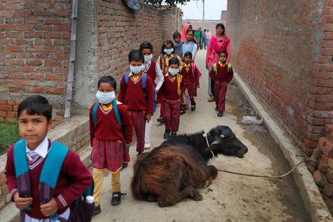 Indische Schüler in Schuluniform auf dem Heimweg