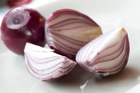Aufgeschnittene rote Zwiebeln