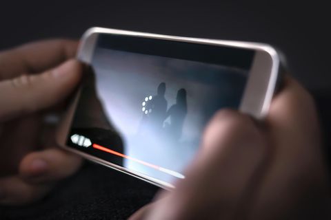 In Zeiten von Corona vertreiben sich viele Menschen die Zeit in den eigenen vier Wänden mit Streamingdiensten