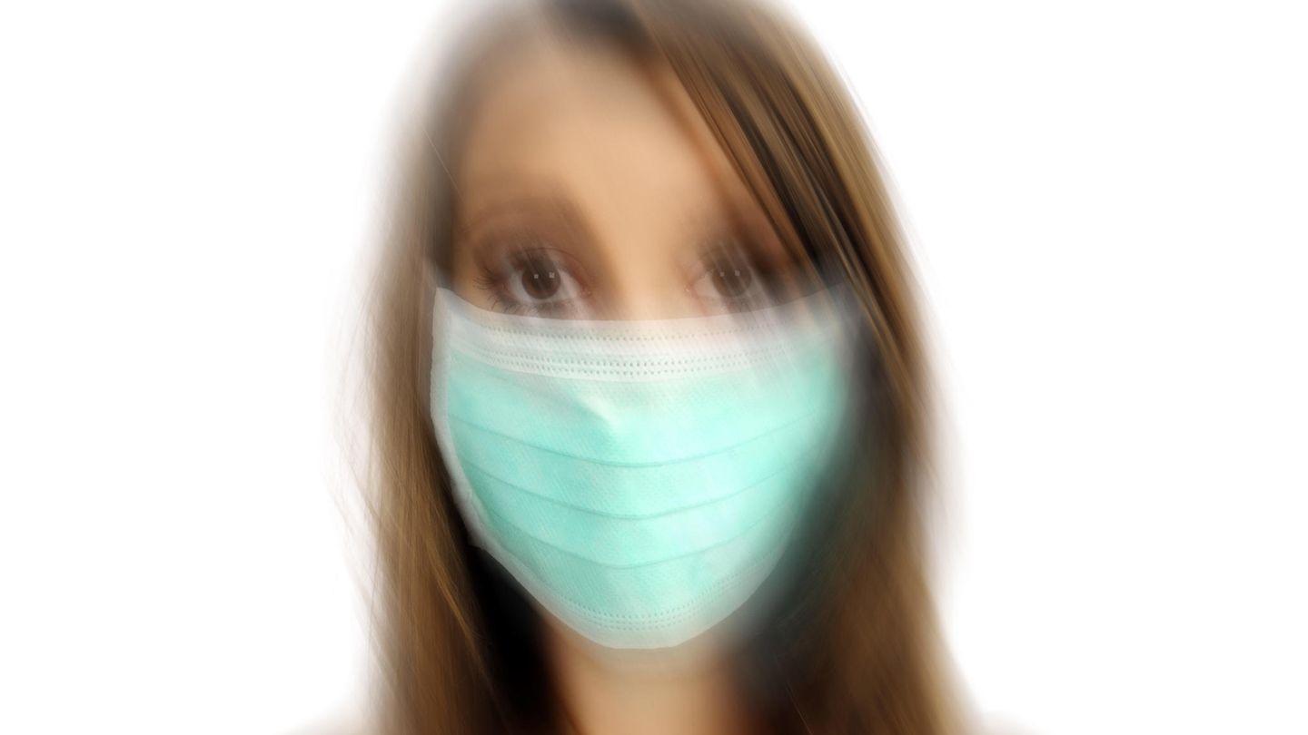 Frau mit Mundschutz