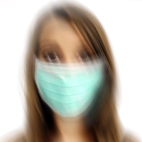 Frau mit Mundschutz