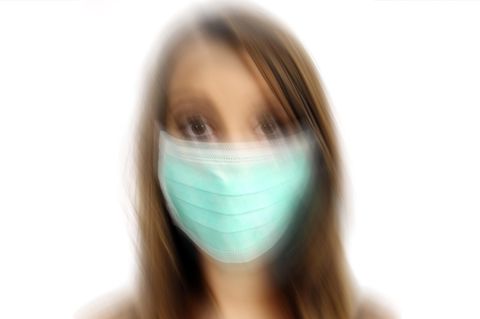 Frau mit Mundschutz